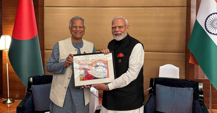 নরেন্দ্র মোদীকে আলোকচিত্র উপহার প্রধান উপদেষ্টার